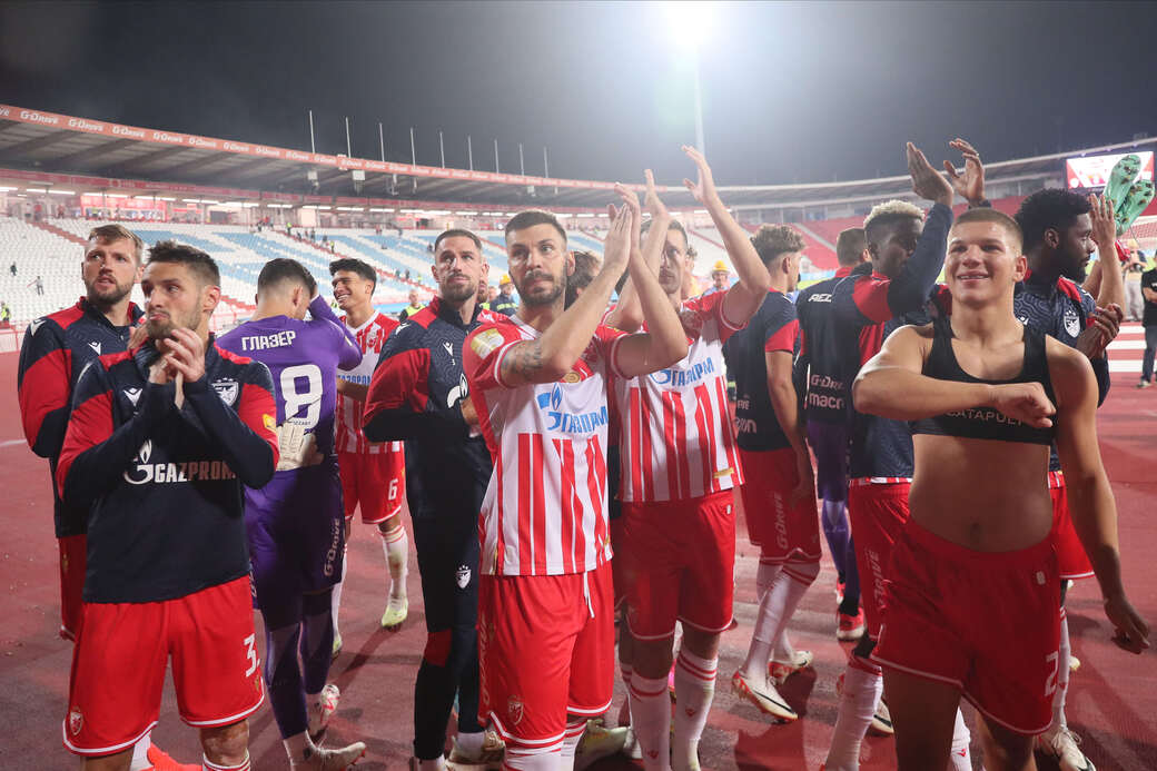 Fudbaleri Crvene zvezde slave pobedu sa navijačima