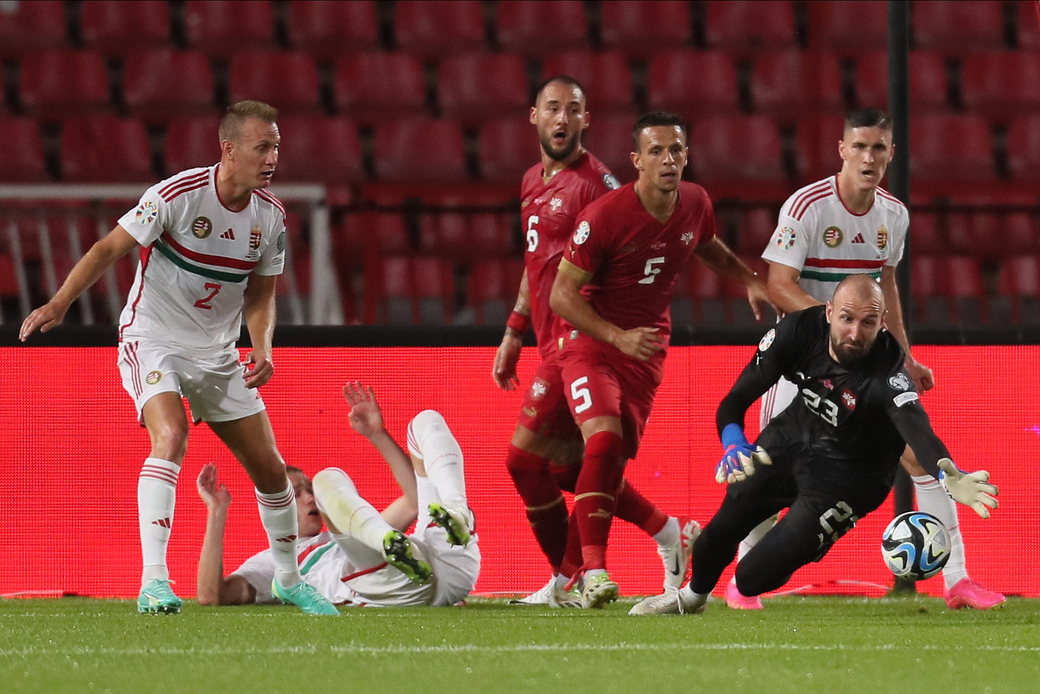 Fudbaleri Mađarske daju gol protiv Srbije u kvalifikacijama za EURO