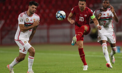 Dušan Tadić pokušava da probaci loptu pored Dominika Soboslaija na utakmici Srbija - Mađarska (1:2) u kvalifikacijama za Evropsko prvenstvo