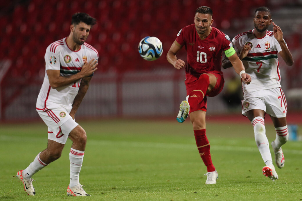 Dušan Tadić pokušava da probaci loptu pored Dominika Soboslaija na utakmici Srbija - Mađarska (1:2) u kvalifikacijama za Evropsko prvenstvo