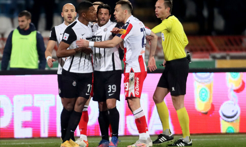 RICARDO JORGE PIRES GOMES Rikardo Zorge Pires Gomes, MILOS JOJIC fudbaleri Partizana na utakmici Superlige Prvenstva Srbije protiv MILAN RODIC iz Crvene zvezde i SRDJAN JOVANOVIC sudija na stadionu Rajka Mitica, Beograd, 27.02.2022. godine Foto: Marko Metlas Fudbal, Crvena zvezda, Superliga Prvenstvo Srbije, Partizan