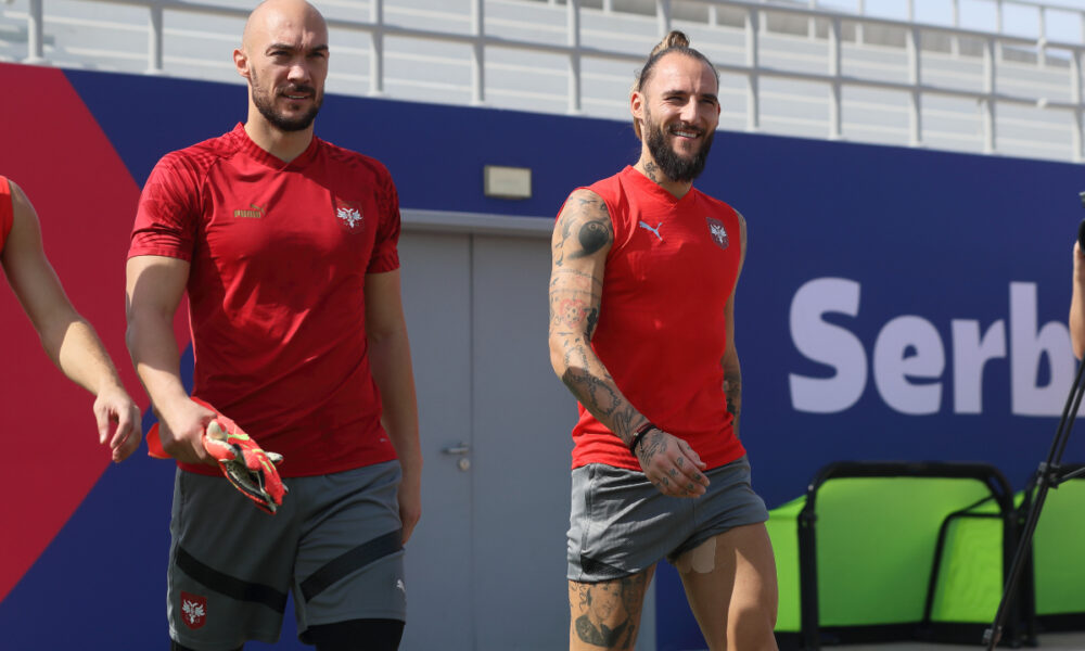 MARKO DMITROVIC golman i NEMANJA GUDELJ fudbaleri reprezentacije Srbije na treningu tokom FIFA Svetskog prvenstva 2022 u trening centru Al Arabi, Doha, 27.11.2022. godine Foto: Marko Metlas Fudbal, Srbija, Trening