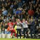 Soman Bukari slavi gol sa trenerom Barakom Baharom. Zvezda vodi protiv Mančester sitija 1:0