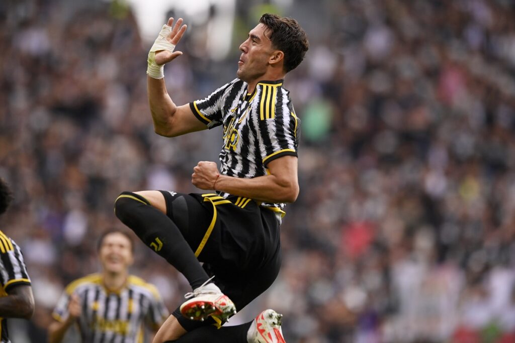 Dušan Vlahović slavi svoj drugi gol u pobedi Juventusa nad Laciom 3:1