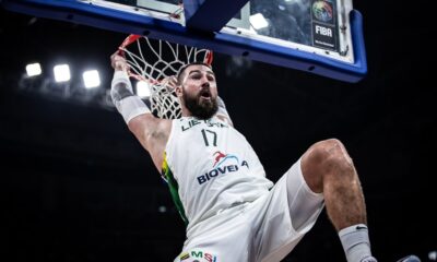 Jonas Valančijunas zakucava na meču Litvanija - Slovenija