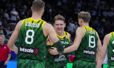Košarkaši Litvanije slave pobedu protiv SAD