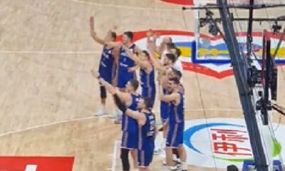 Košarkaši Srbije s navijačima skandiraju Boriši Simaniću