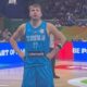 Luka Dončić psuje nekog od zvaničnika FIBA u svečanoj loži