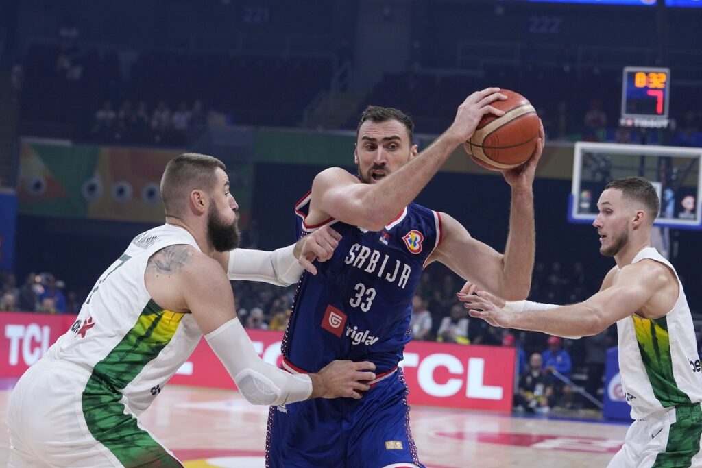 Nikola MIlutinov u duelu sa Jonasom Valančijunasom