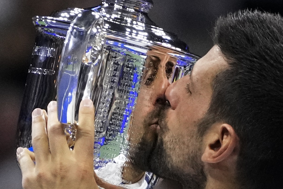 Novak Đoković ljubi pehar US opena nakon što ga je osvojio četvrti put u karijeri