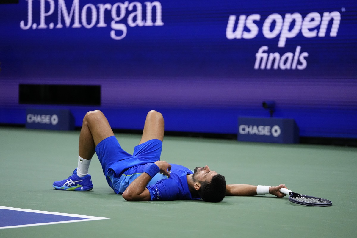 Novak Đoković leži na terenu između dva poena tokom finala US opena