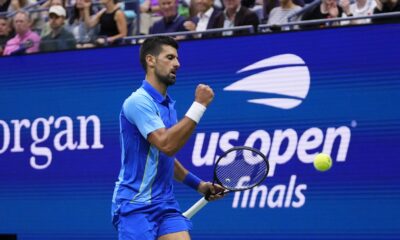Novak Đoković proslavlja poen u finalu US opena protiv Medvedeva