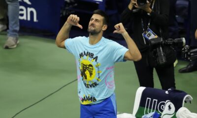 Novak Đoković sa majicom posvećenom Kobiju Brajantu posle osvajanja US opena 2023. godine