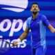 Novak Đoković reaguje prema svojoj loži tokom finala US opena