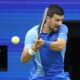 Novak Đoković vraća lopticu tokom finala US opena 2023. protiv Danila Medvedeva