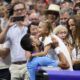 Novak Đoković drži u naručju ćerku Taru posle osvajanja US opena