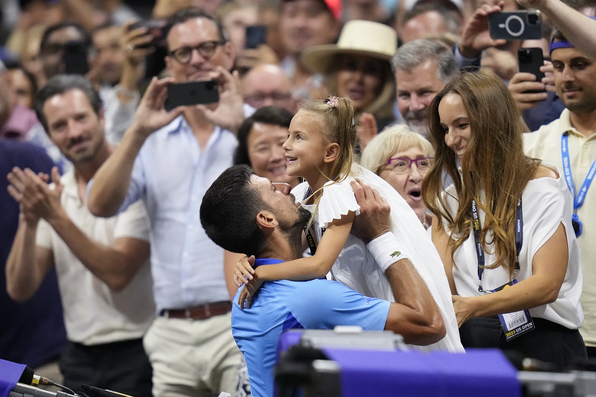 Novak Đoković drži u naručju ćerku Taru posle osvajanja US opena