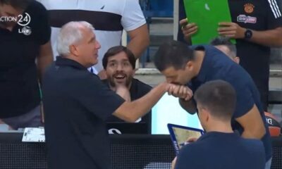 Trener Efesa Erdem Džan ljubi ruku Željku Obradoviću pre utakmice protiv Partizana na turniru u Atini.