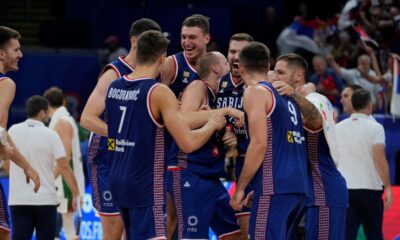 Slavlje košarkaša Srbije posle pobede nad Litvanijom u četvrtfinalu Svetskog prvenstva u Manili