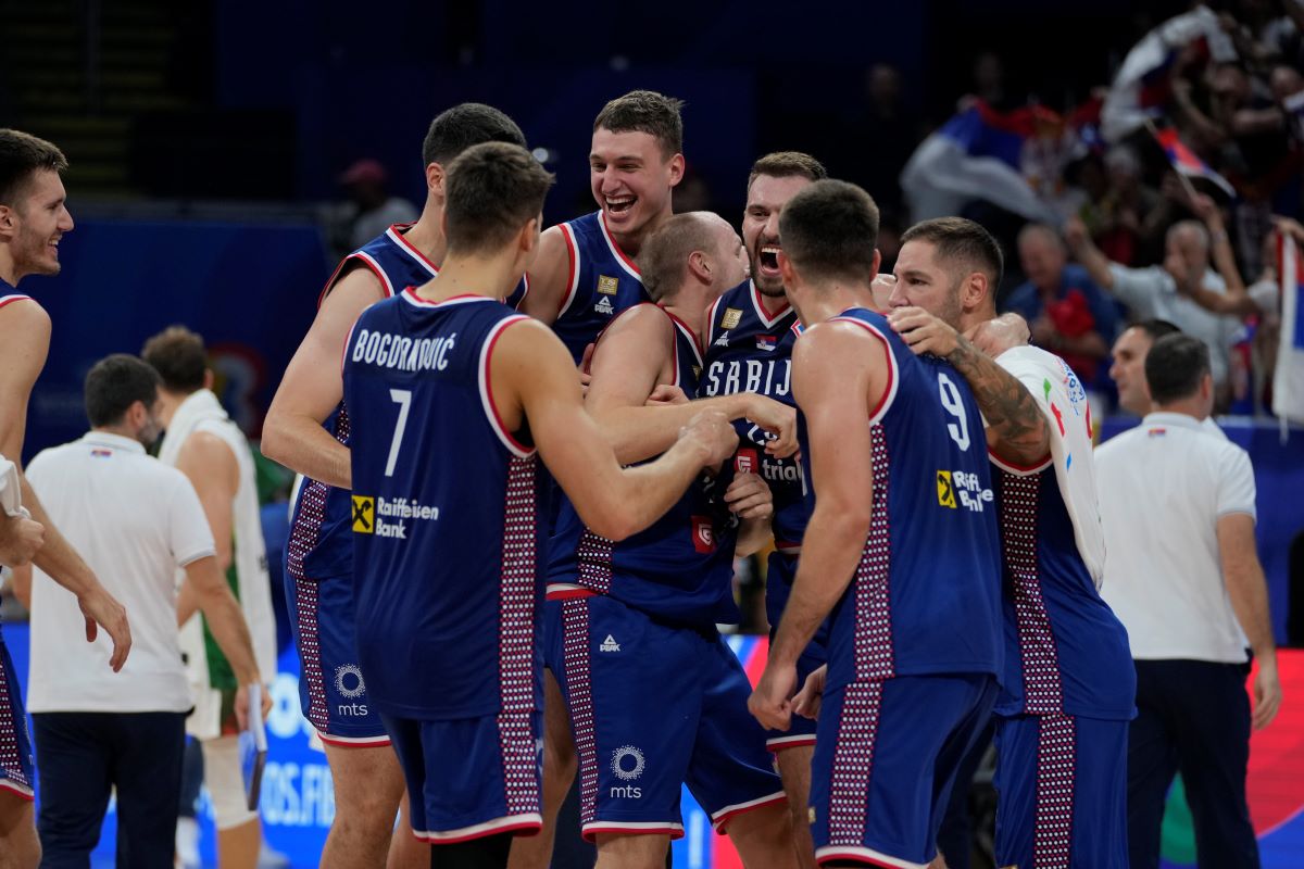 Slavlje košarkaša Srbije posle pobede nad Litvanijom u četvrtfinalu Svetskog prvenstva u Manili