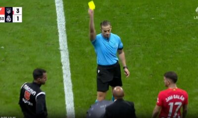 Sudija pokazuje žuti karton tim menadžeru Atletiko Madrida na meču protiv Reala