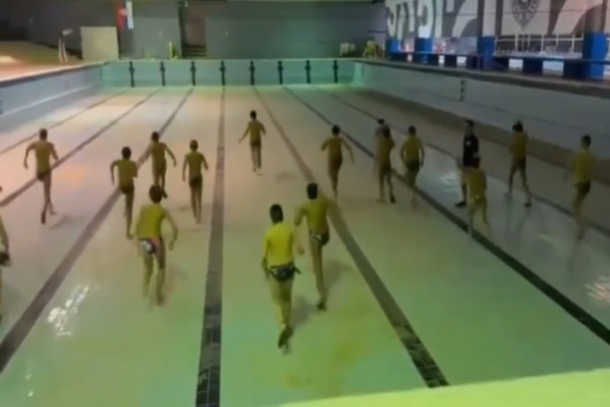 Trening mladih vaterpolista Partizana u praznom bazenu