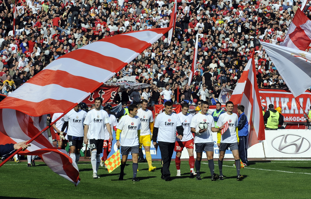 FUDBAL - 139. DERBI - Fudbaleri Partizana i Crvene zvezde, izlaze na teren pre derbija. Beograd, 23.10.2010. photo:N.Parausic