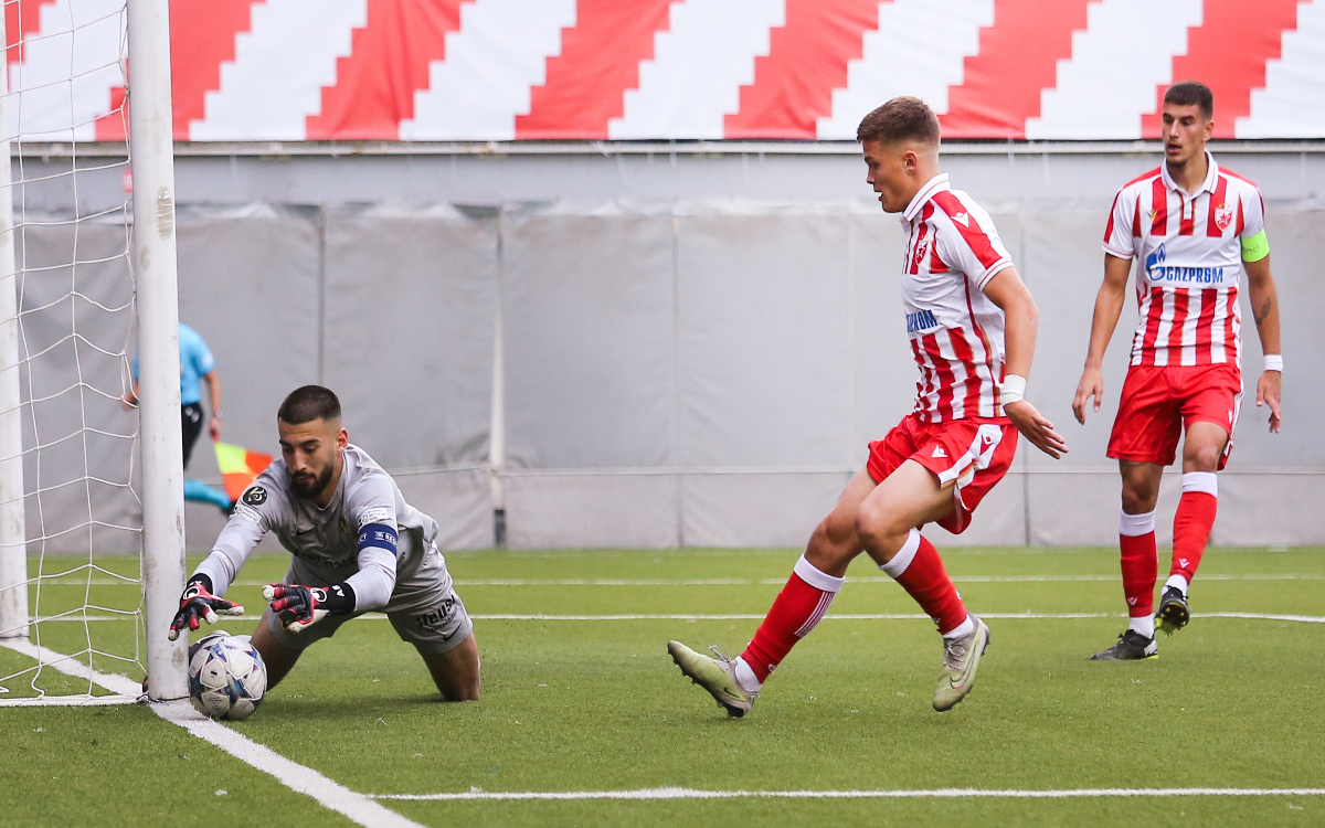 VELJKO VUKOJEVIC, mladi fudbaler Crvene zvede, na utakmici UEFA Lige mladih protiv Jang Bojsa, i golman ARDIAN BAJRAMI, na stadionu TC stadion na Vozdovcu. Beograd, 04.10.2023. Foto: MN Press / ss Fudbal, Crvena zvezda, Young Boys