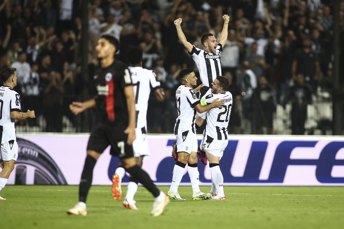 PAOK's Andrija Živković second right, celebrates with teammates after scoring the opening goal against Frankfurt during the Europa Conference League, group G soccer match between PAOK FC and Eintracht Frankfurt at the Toumba stadium in the northern city of Thessaloniki, Greece, Thursday, Oct. 8, 2023. (AP Photo/Giannis Papanikos)