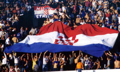 Navijaci fudbalskog kluba Kroacija (Dinamo) na utakmici prvog kola kvalifikacija za Ligu Sampiona protiv Partizana na stadionu Maksimir u Zagrebu, Hrvatska 30.07.1997. godine Foto: Marko Metlas