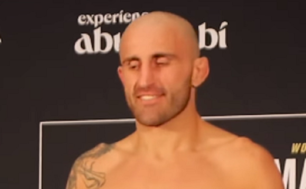 aleksander volkanovski na merenju - imao je 12 kg viška