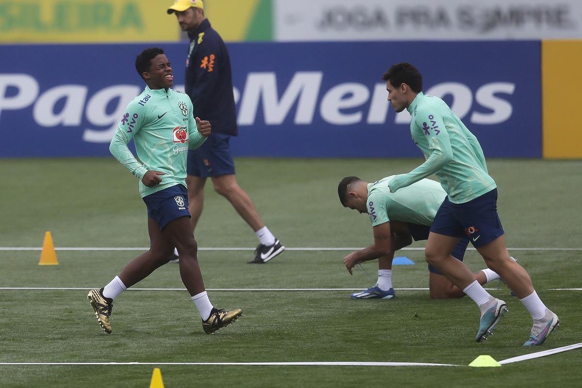 Brazil's Endrick, left, trains with his team ahead of a 2026 World Cup qualifier soccer match against Argentina, in Teresopolis, Brazil, Monday, Nov. 20, 2023. (AP Photo/Bruna Prado)