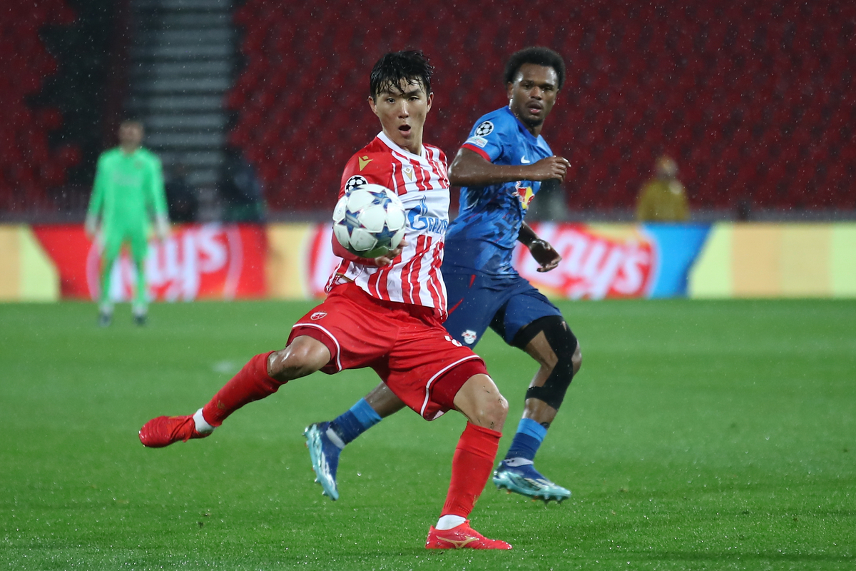 fudbaler Crvene Zvezde na utakmici UEFA Lige Sampiona protiv Lajpciga na stadionu Rajko Mitic, Beograd 07.11.2023. godine Foto: Ivica Veselinov / MN PRESS FUDBAL, FOOTBALL, UEFA CHAMPIONS LEAGUE, LIGA SAMPIONA, CRVENA ZVEZDA, RED STAR, RB LEIPZIG, RED BUL LAJPCIG