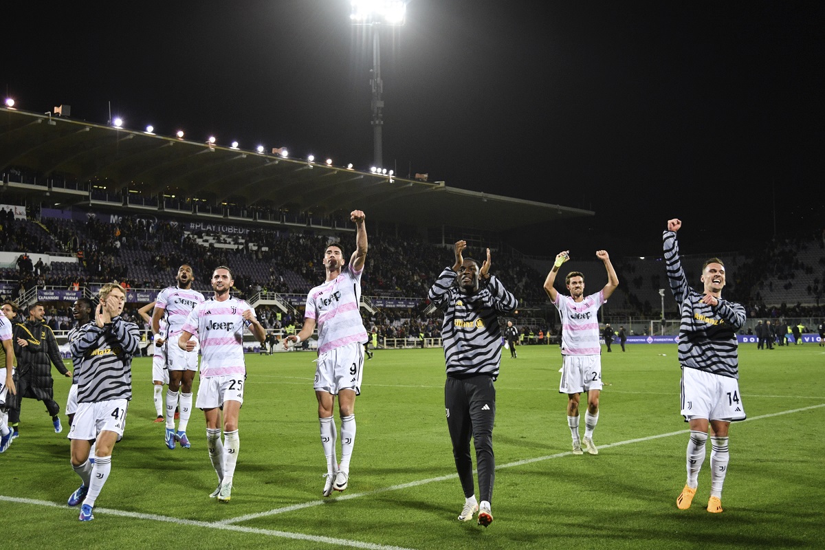 Juventus' Dusan Vlahovic and teammates celebrate their win over Fiorentina after their the Serie A soccer match at Artemio Franchi Stadium, in Florence, Italy, Sunday Nov. 5, 2023. (Massimo Paolone/LaPresse via AP)