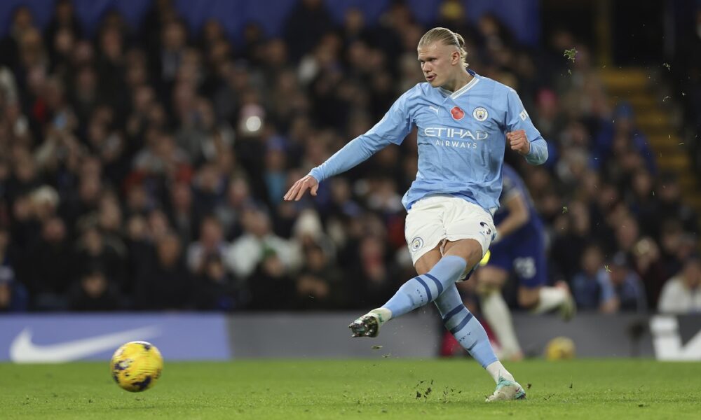 Manchester City's Erling Haaland scores on a penalty kick during the English Premier League soccer match between Chelsea and Manchester City at Stamford Bridge stadium in London, Sunday, Nov. 12, 2023. (AP Photo/Ian Walton)