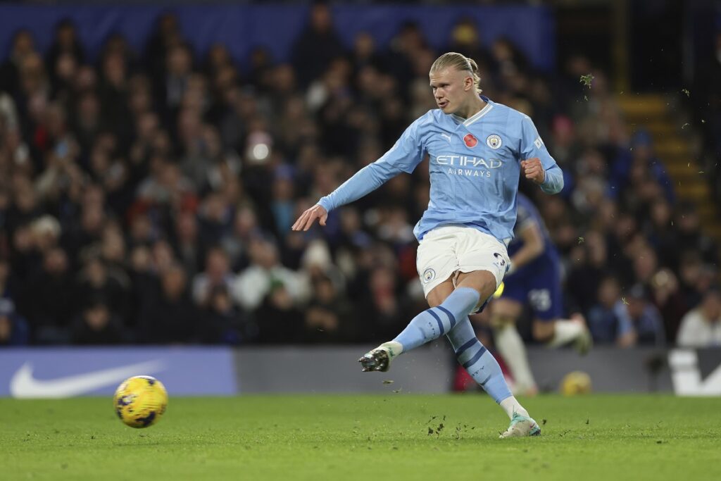 Manchester City's Erling Haaland scores on a penalty kick during the English Premier League soccer match between Chelsea and Manchester City at Stamford Bridge stadium in London, Sunday, Nov. 12, 2023. (AP Photo/Ian Walton)
