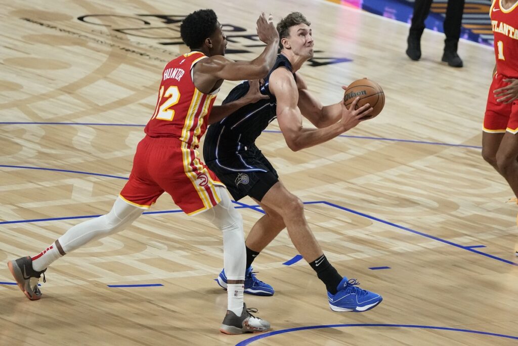 Orlando Magic's Franz Wagner looks to shoot against the Atlanta Hawks' Hunter De'Andre, during the first half of an NBA basketball game, at the Mexico Arena in Mexico City, Thursday, Nov. 9, 2023. (AP Photo/Eduardo Verdugo)