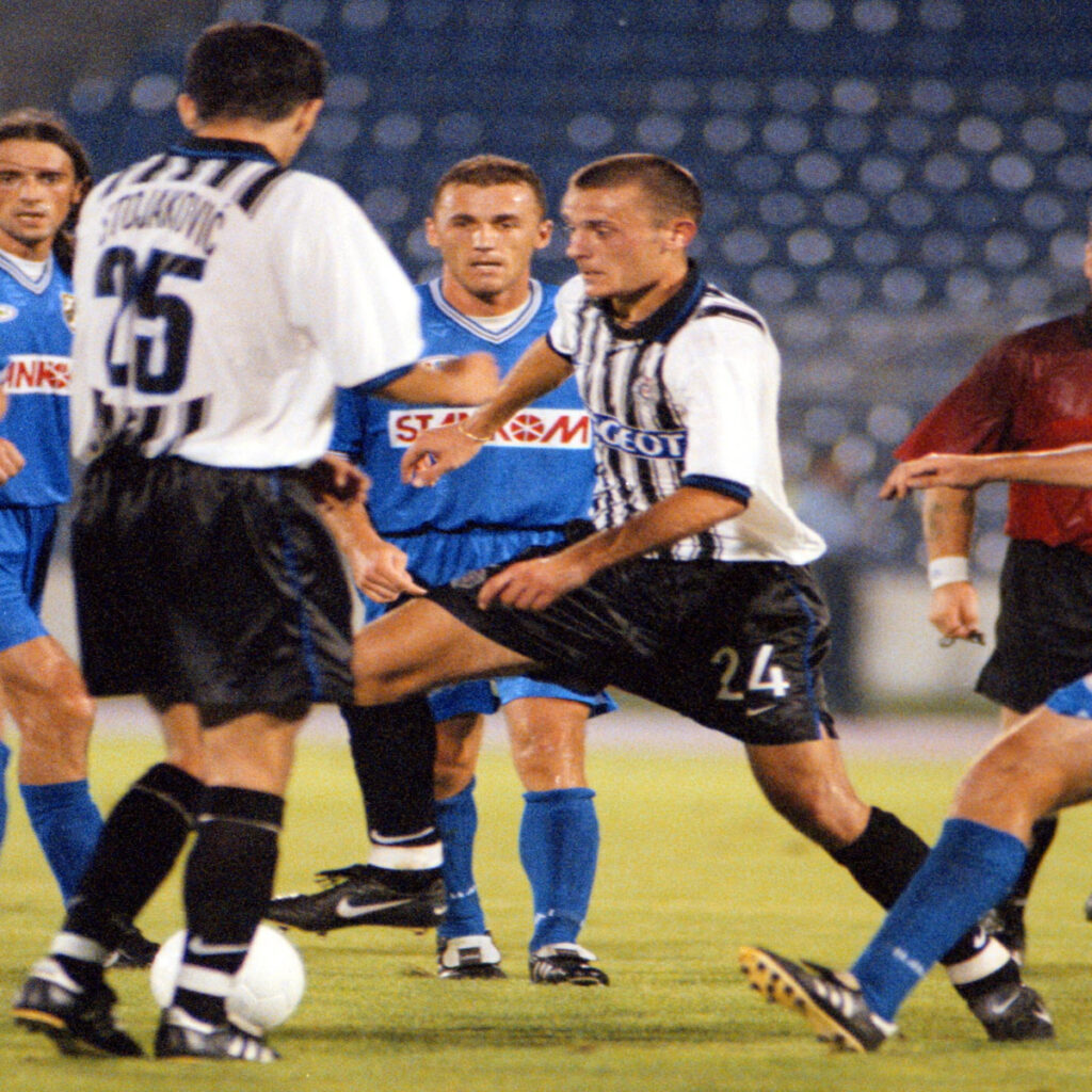 FUDBAL - Srdjan Baljak, fudbaler Partizana, u duelu sa odbranom Cukarickog.
Beograd, 07.08.1999.
                         snimio:N.Parausic
