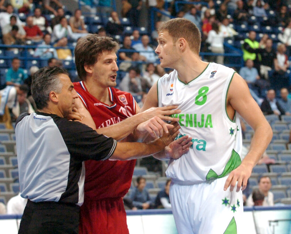 KOSARKA - EUROBASKET 2005 - Radoslav Nesterovic, kosarkas Slovenije, na utakmici protiv Hrvatske, u sukobu sa Gordanom Giricekom.Beograd, 24.09.2005. snimio:N.Parausic ®