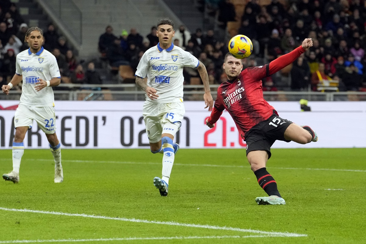 AC Milan's Luka Jovic, right, scores the opening goal during the Serie A soccer match between AC Milan and Frosinone at the San Siro stadium, in Milan, Italy, Friday, Dec. 2, 2023. (AP Photo/Luca Bruno)