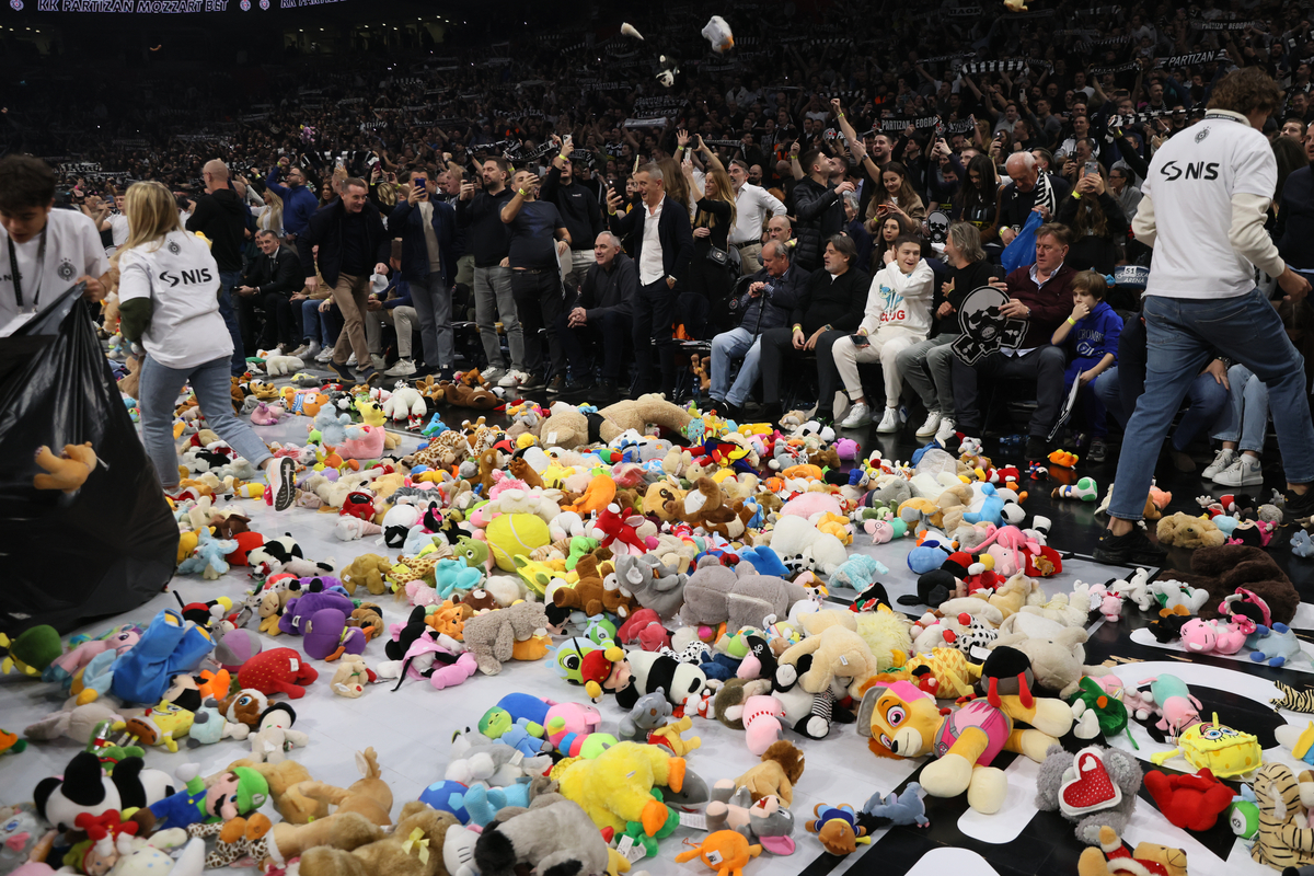 Navijači Partizana na utakmici Evrolige protiv Virtusa u hali Stark Beogradska arena, Beograd 28.12.2023. godine Foto: Marko Metlas Kosarka, Partizan, Evroliga, Virtus