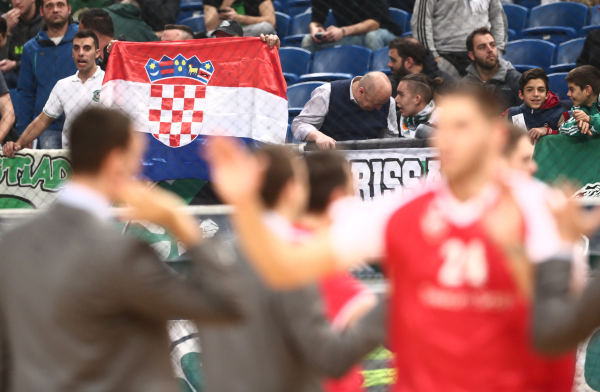 Navijaci kosarkasa Panatinaikosa, sa zastavom Hrvatske, na utakmici Evrolige protiv Crvene zvezde, u hali OAKA. Atina, 14.01.2016. foto: MN press / ym Kosarka, Panatinaikos, Crvena zvezda, Evroliga