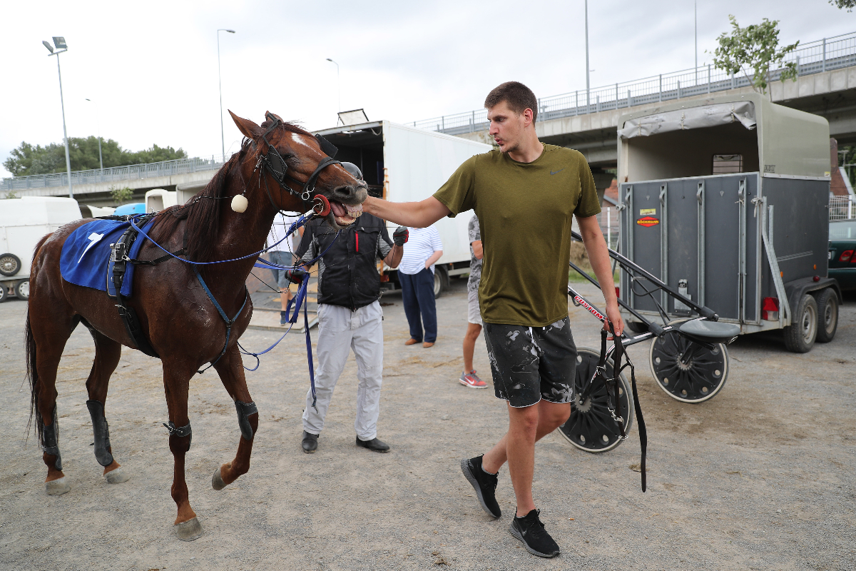 NIKOLA JOKIC kosarkas reprezentacije Srbije na Beogradskom hipodromu sa svojim konjem, Beograd 23.06.2019. godine Foto: MN PRESS Kosarka, Srbija, Hpodrom, Konj