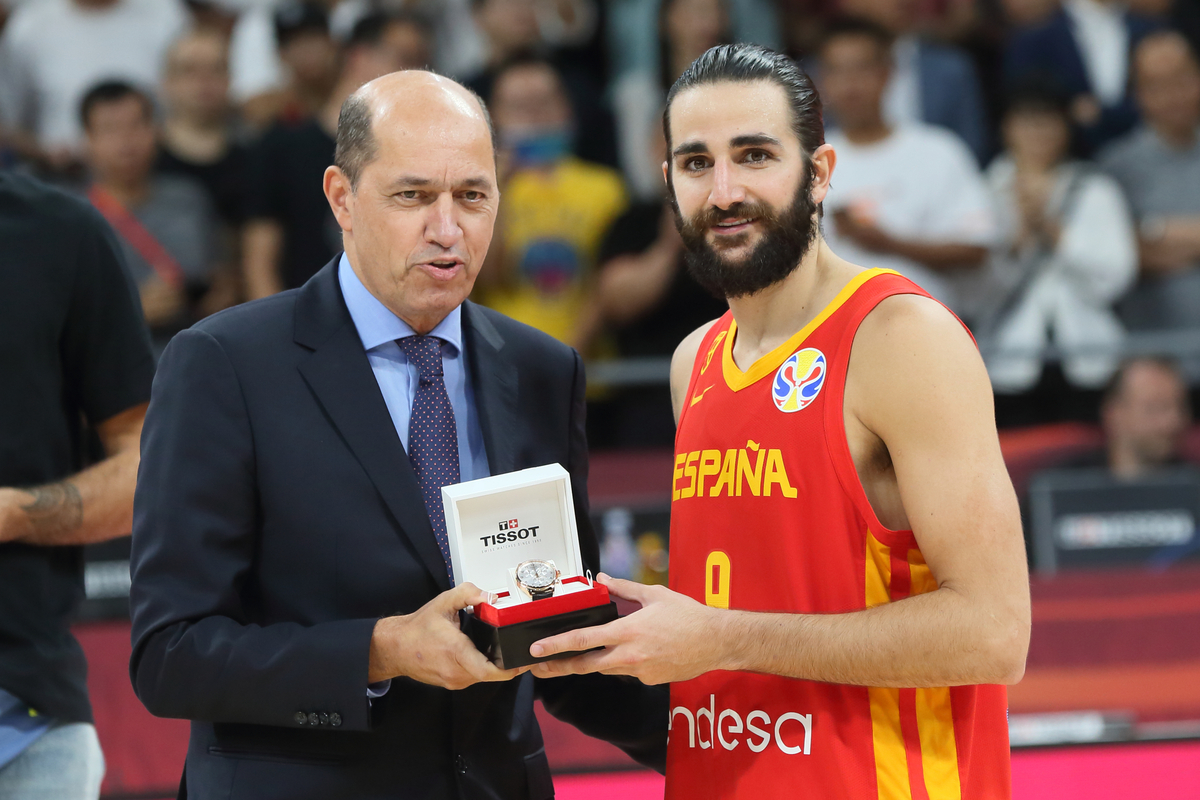 TURGAY DEMIREL Turgaj Demirel predsednik FIBA Evropa i i RICKY RUBIO Riki Rubio kosarkas reprezentacije Spanije clan najbolje petorke na utakmici finala za zlatnu medalju Svetskog prvenstva 2019 protiv Argentine u hali Vukesong Kadilak arena, Peking 15.09.2019. godine Foto: Marko Metlas Kosarka, Svetsko prvenstvo, Kina, Spanija, Argentina