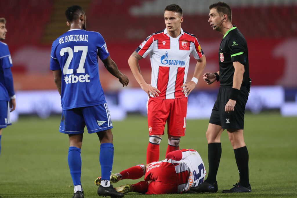 NJEGOS PETROVIC i MOMCILO MARKOVIC sudija fudbaleri Crvene zvezde na utakmici Superlige Prvenstva Srbije protiv Vozdovca na stadionu Rajka Mitica, Beograd, 01.12.2021. godine Foto: Marko Metlas Fudbal, Crvena zvezda, Superliga Prvenstvo Srbije, Vozdovac