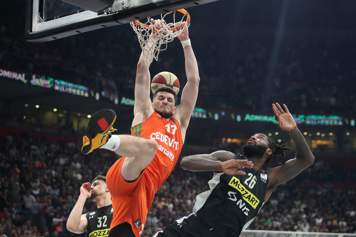 KARLO MATKOVIC kosarkas Cedevite Olimpija Ljubljana na utakmici Jadranske ABA lige protiv MATHIAS LESSORT Matijas Lesor iz Partizana u hali Stark Beogradska arena, Beograd 06.06.2023. godine Foto: Marko Metlas Kosarka, Partizan, Jadranska ABA liga, Cedevita Olimpija Ljubljana