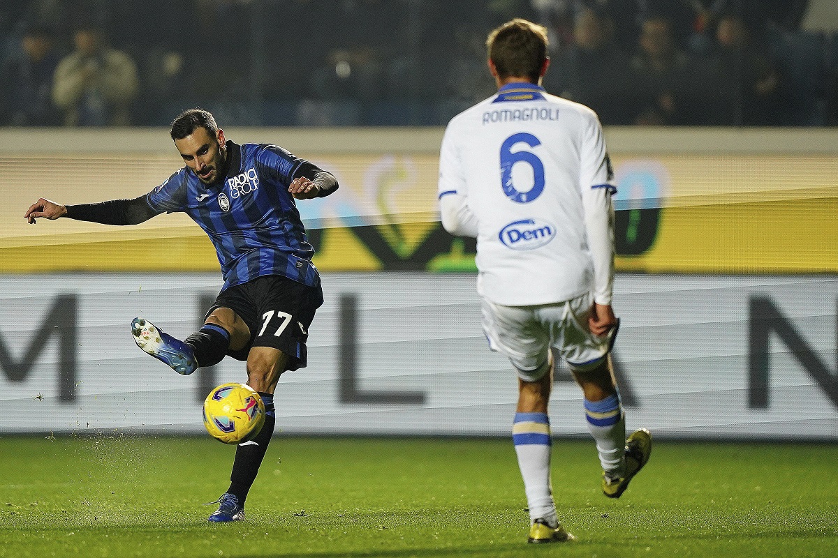Atalanta's Davide Zappacosta, left, scores his side's fourth goal of the game during the Italian Serie A soccer match between Atalanta and Frosinone at the Gewiss Stadium in Bergamo, Italy, Monday, Jan. 15, 2024. (Spada/LaPresse via AP)
