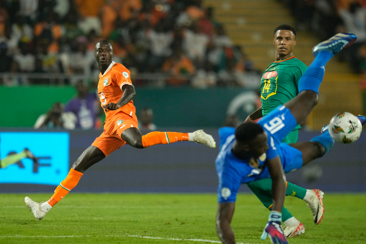 Ivory Coast's Nicolas Pepe, left, in action against Senegal's goalkeeper Edouard Mendy during the African Cup of Nations round of 16 soccer match between Senegal and Ivory Coast, at the Charles Konan Banny stadium in Yamoussoukro, Ivory Coast, Monday, Jan. 29, 2024. (AP Photo/Themba Hadebe)