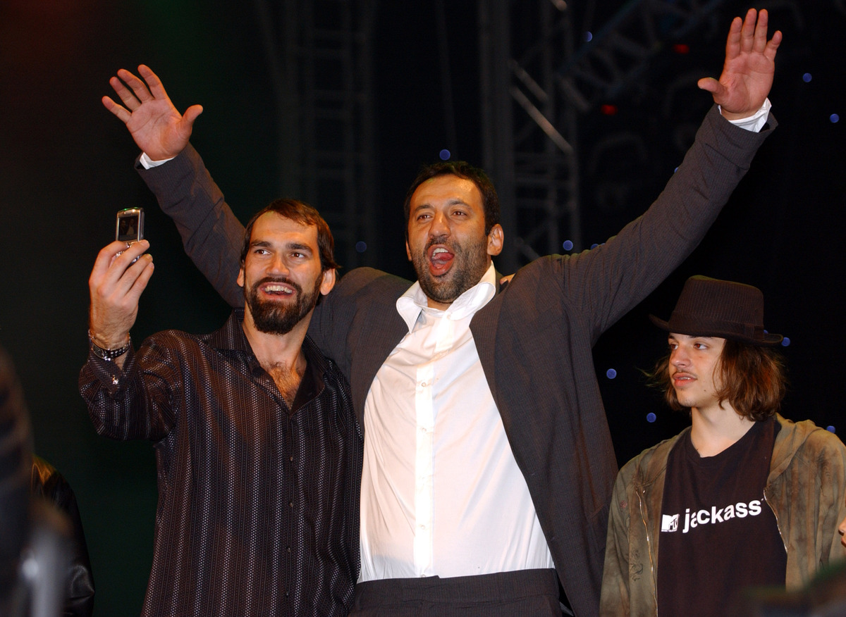 KOSARKA - Koncert ispred Skupstine Srbije povodom oprostaja Vlada Divca. SCOTT POLLARD - Skot Polard, NBA kosarkas, VLADE DIVAC i sin mu LUKA.Beograd, 22.09.2007. photo:N.Parausic