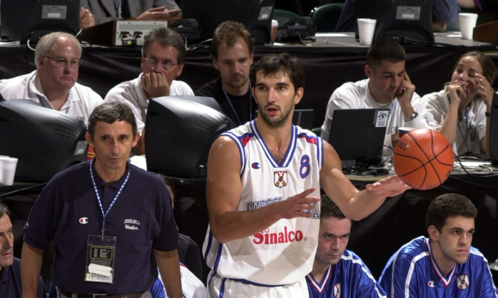 KOSARKA - WC2002 - Predrag Stojakovic, YU kosarkas, i selektor Svetislav Pesic, na utakmici protiv Novog Zelanda. Indianapolis, 07.09.2002. snimio:N.Parausic Æ